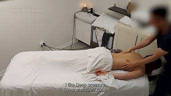 Eine Junge Kellnerin Bekommt Eine Unerwartete Sinnliche Massage Von Einem Männlichen Kunden In Einem Spa