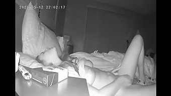 Nesmelá Žena Si Užíva Prsty Pred Spaním, Zachytená Na Skrytej Kamere