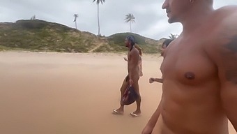 제 여자친구가 해변에서 벗은 채로 하루를 보내며, 우리의 섹슈얼리티와 신체 양성을 탐구합니다